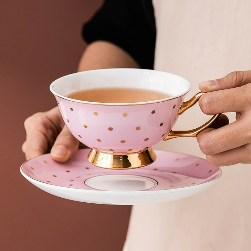 Tea And Coffee Kettle - أكواب قهوة سيراميك وردية مع صحون،